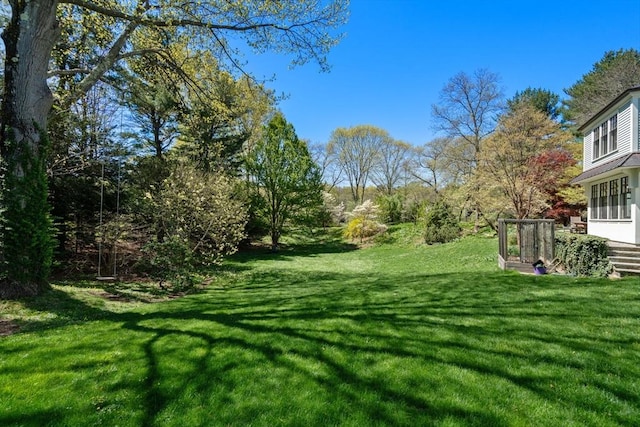 view of green lawn