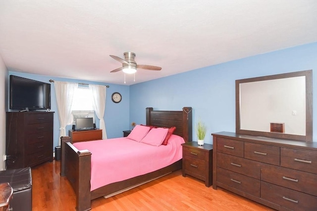 bedroom featuring light wood-style floors and ceiling fan