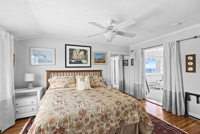 bedroom featuring ceiling fan, vaulted ceiling, dark wood-type flooring, a textured ceiling, and a closet