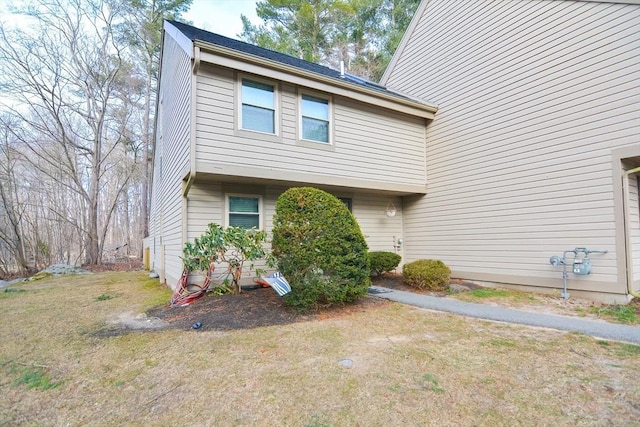 view of front of home featuring a front lawn