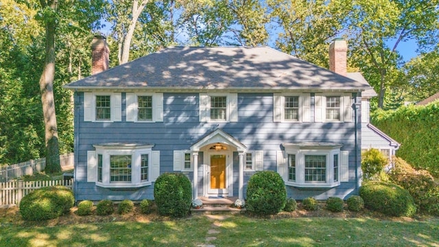 colonial home featuring a front yard