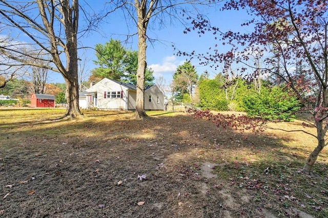 view of yard featuring a storage shed