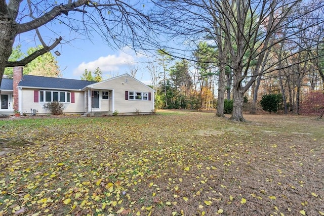 view of front facade with a front lawn