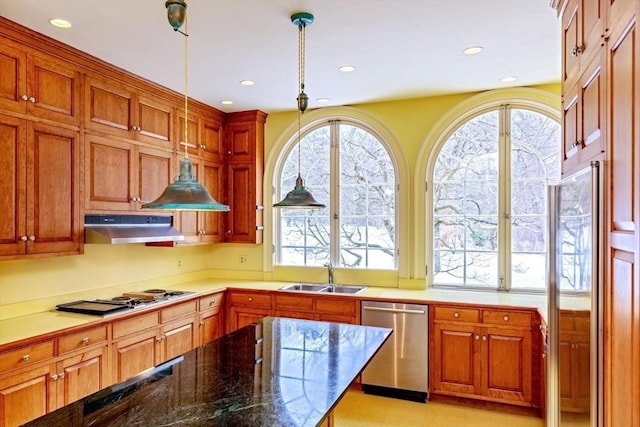 kitchen featuring a sink, under cabinet range hood, recessed lighting, cooktop, and dishwasher