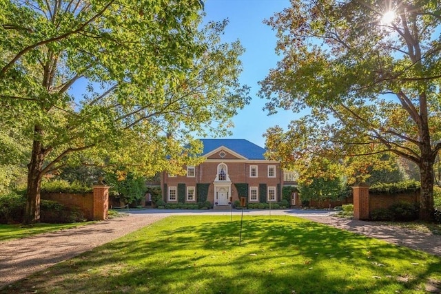 colonial home featuring a front lawn