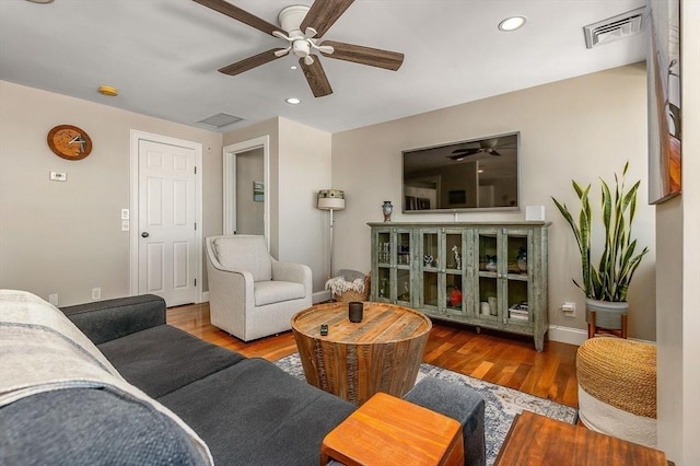 living area featuring ceiling fan, recessed lighting, baseboards, wood finished floors, and visible vents