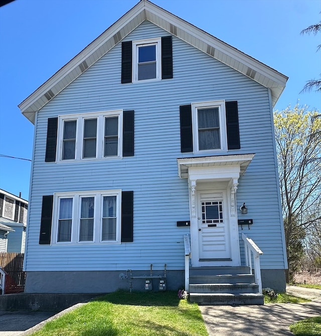 view of front of home with a front lawn