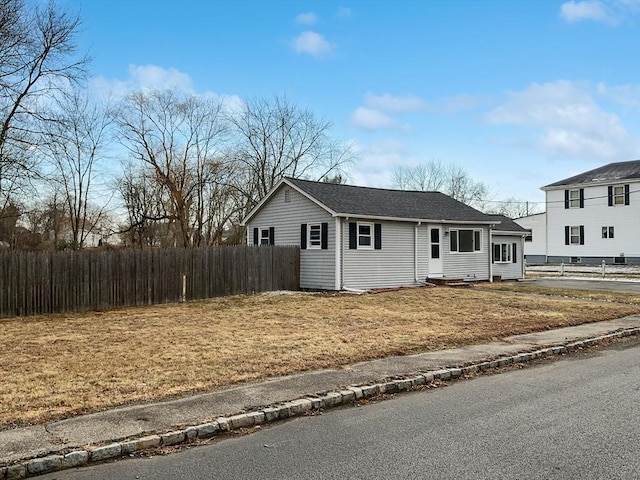 view of front of house featuring a front lawn