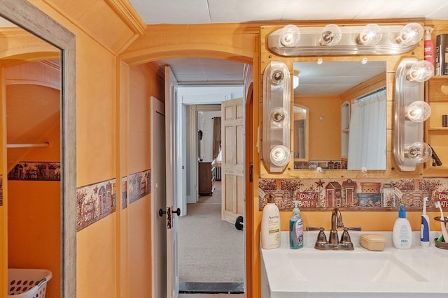 bathroom featuring a sink