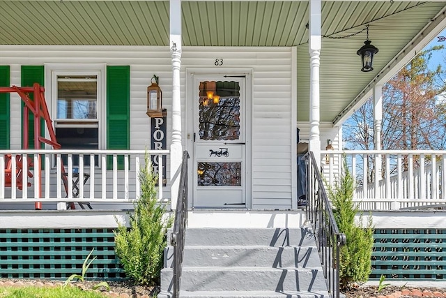 doorway to property with covered porch