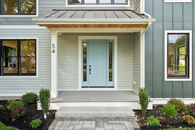 property entrance featuring a porch