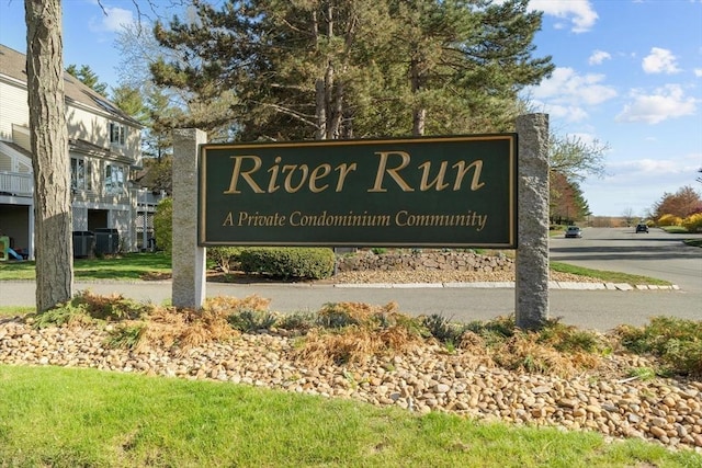 view of community / neighborhood sign