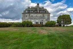 view of front of property featuring a front lawn