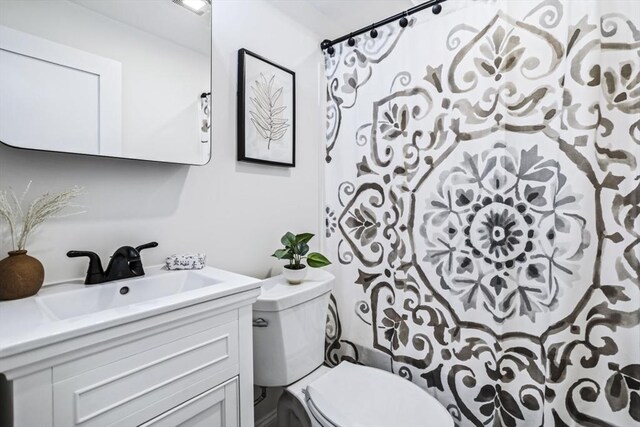 34 Bayview Ter Unit 3, Danvers, MA 01923 - full bathroom featuring vanity, toilet, and a shower with curtain
