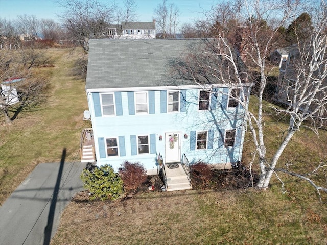 view of front of home featuring a front yard