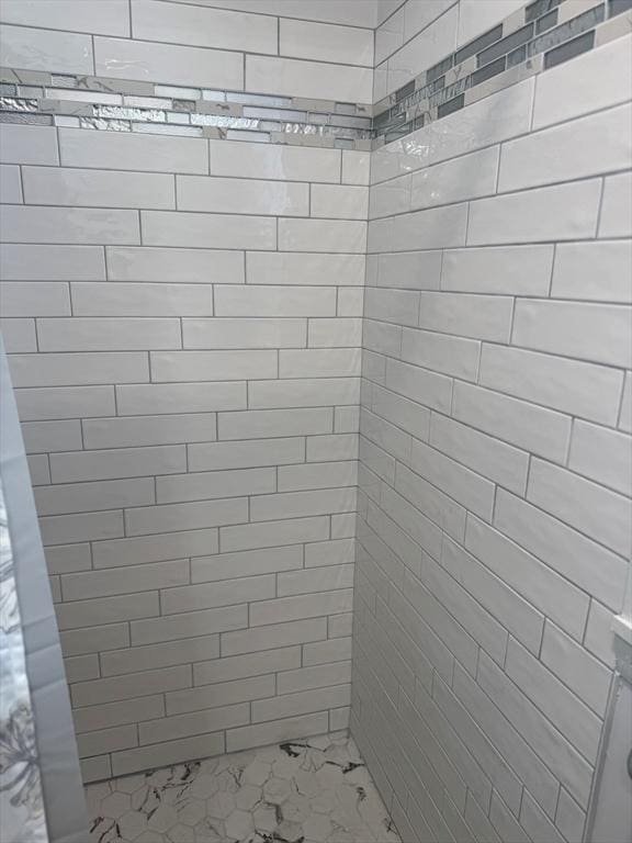 bathroom featuring a tile shower