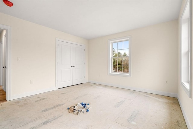 unfurnished bedroom featuring baseboards and a closet