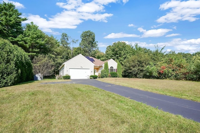 view of front of property featuring a front lawn and a garage