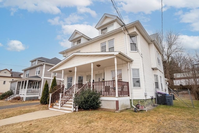 view of front facade featuring a front yard and covered porch