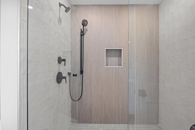 bathroom featuring a tile shower