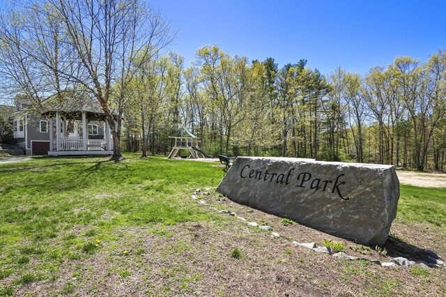 community / neighborhood sign featuring a yard