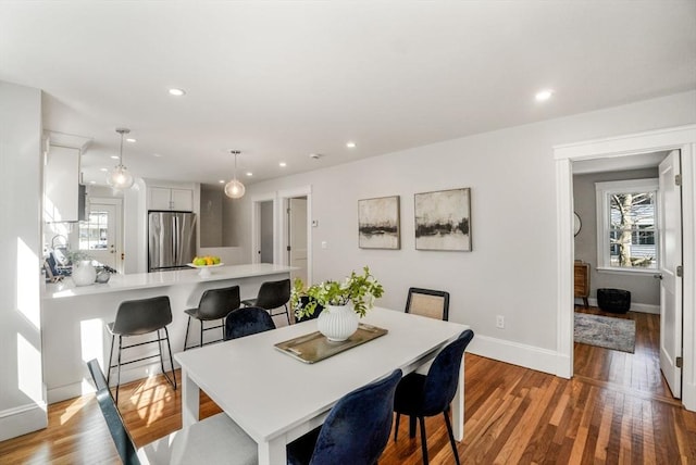 dining space featuring light wood-style floors, recessed lighting, plenty of natural light, and baseboards