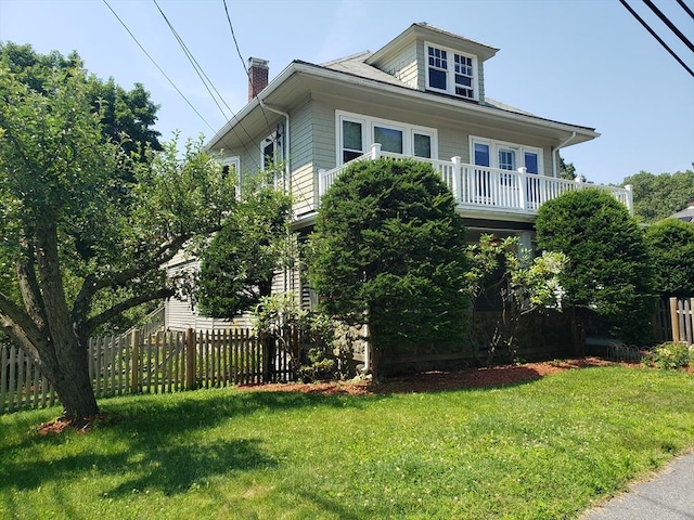 view of front of property featuring fence, a chimney, and a front yard
