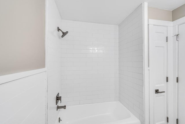 bathroom with tiled shower / bath combo