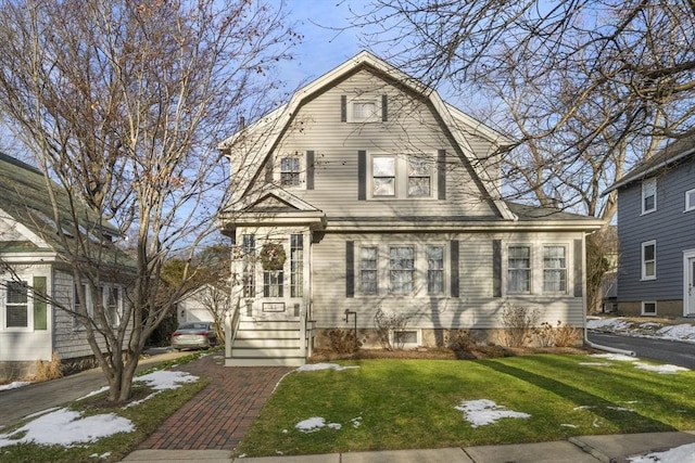 view of front of property featuring a front lawn