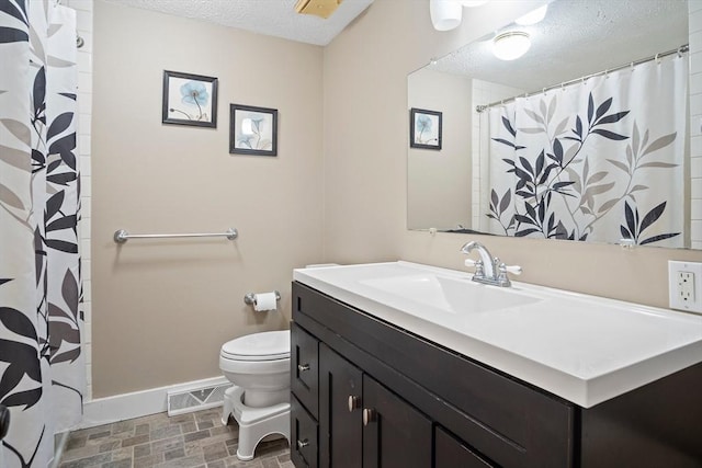 full bathroom with toilet, baseboards, a textured ceiling, vanity, and a shower with curtain