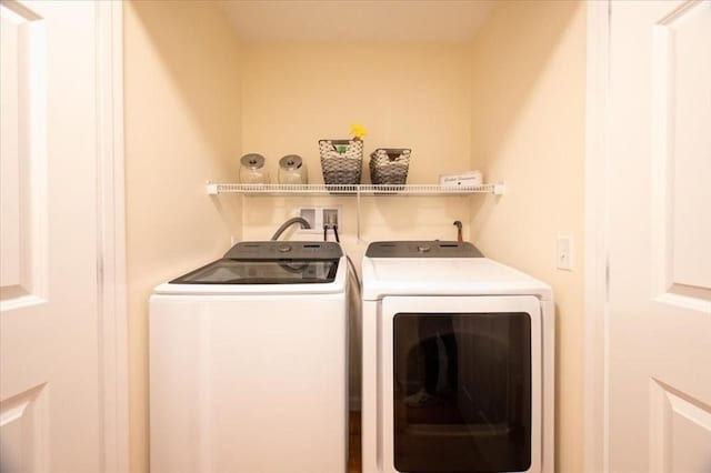 1085 Southbridge Rd, Warren, MA 01585 - laundry room featuring washing machine and clothes dryer