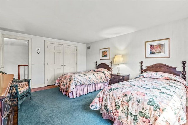 bedroom featuring carpet floors and a closet