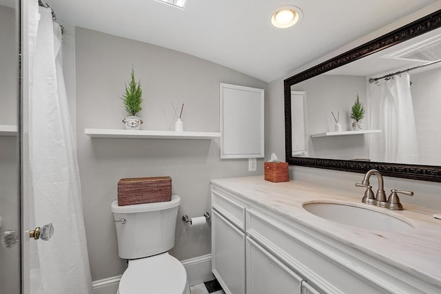 full bath with baseboards, toilet, curtained shower, vaulted ceiling, and vanity