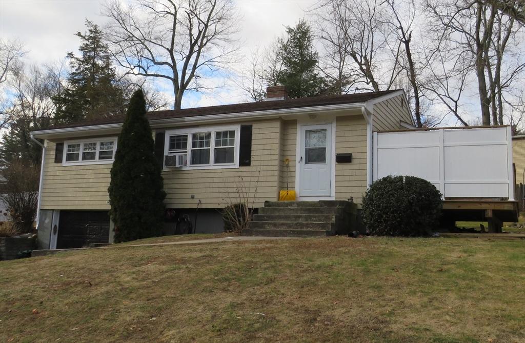 view of front of property featuring cooling unit and a front yard