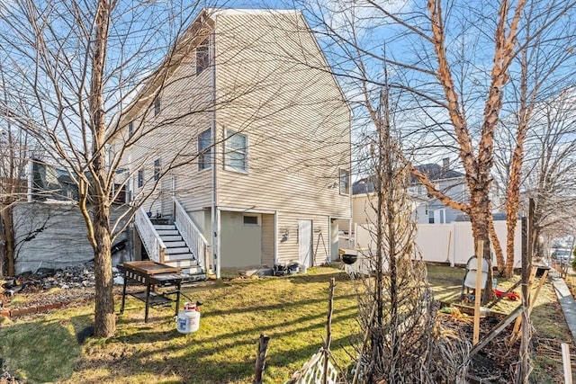 view of front of home with a front lawn