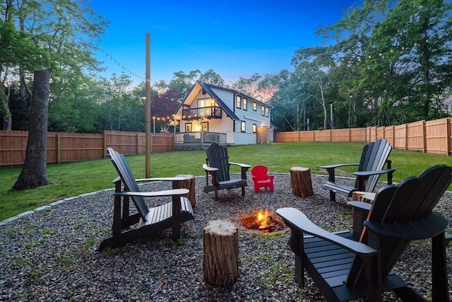 view of yard featuring a fenced backyard and an outdoor fire pit