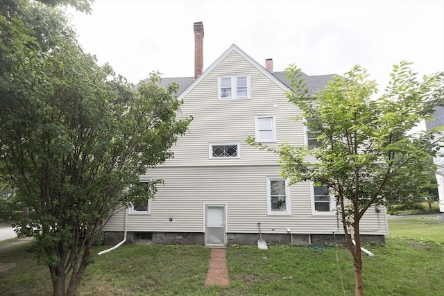 view of side of property featuring a lawn