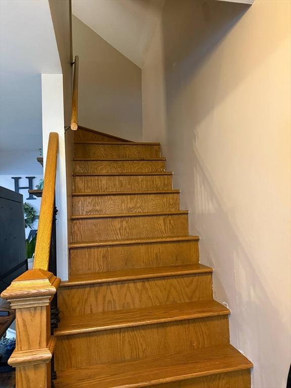 31 Abbott St, Lowell, MA 01852 - view of stairway