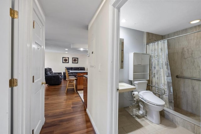 bathroom with toilet, recessed lighting, and tiled shower