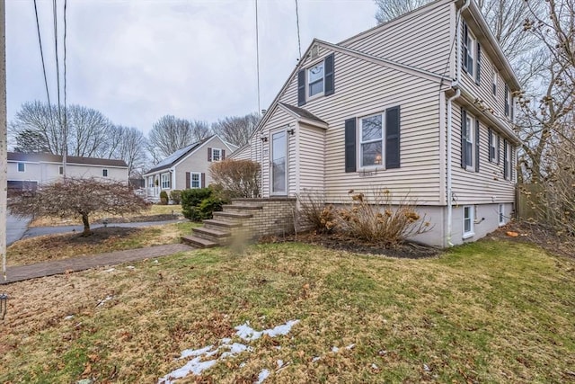 view of front facade with a front yard