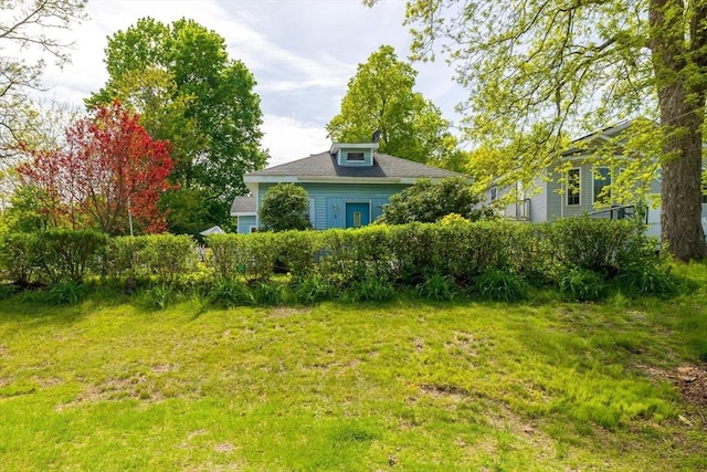 view of green lawn