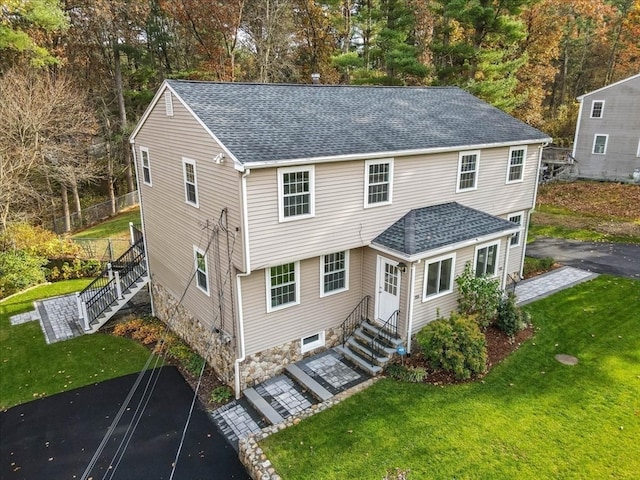 view of front of home featuring a front yard