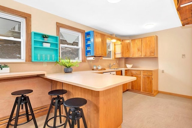 kitchen featuring sink, a breakfast bar, and kitchen peninsula