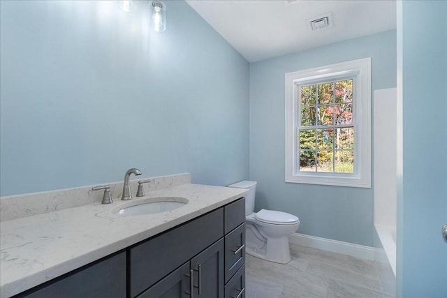 full bathroom featuring baseboards, visible vents, toilet, a washtub, and vanity