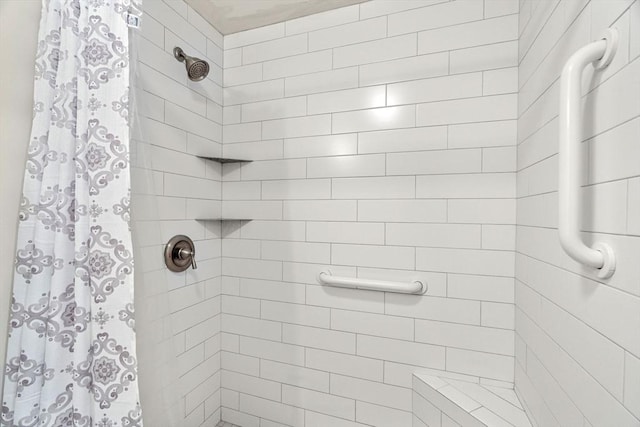 full bath with tiled shower