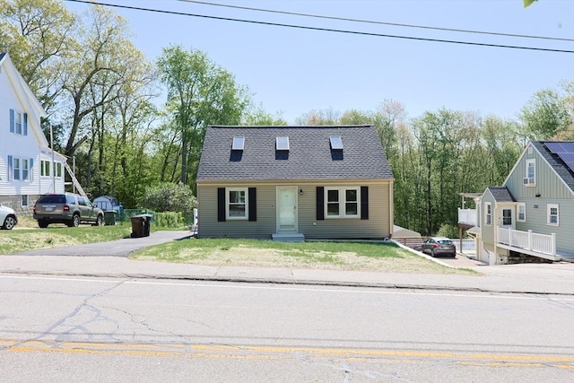 view of front of property featuring a front yard
