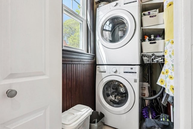 laundry room with laundry area and stacked washer and clothes dryer