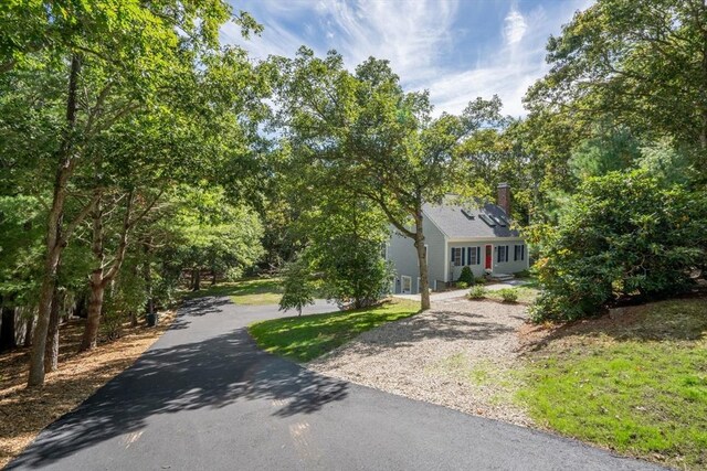 view of front of property featuring a front lawn