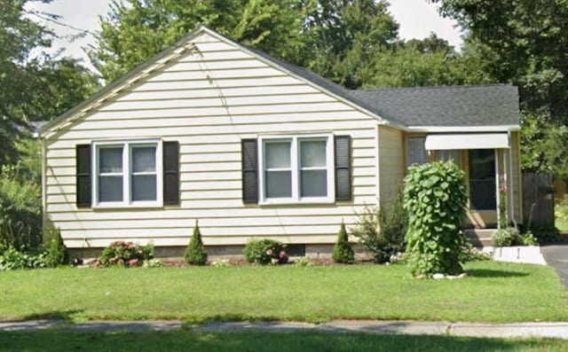 view of front facade with a front yard