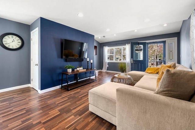 living area featuring recessed lighting, baseboards, and dark wood-style flooring